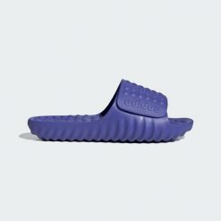 Klapki Adissage 360rec. Fioletowe klapki adidas, bez wzorów, z materiału, klasyczne, bez obcasa, bez zapięcia. Za 149.00 zł.