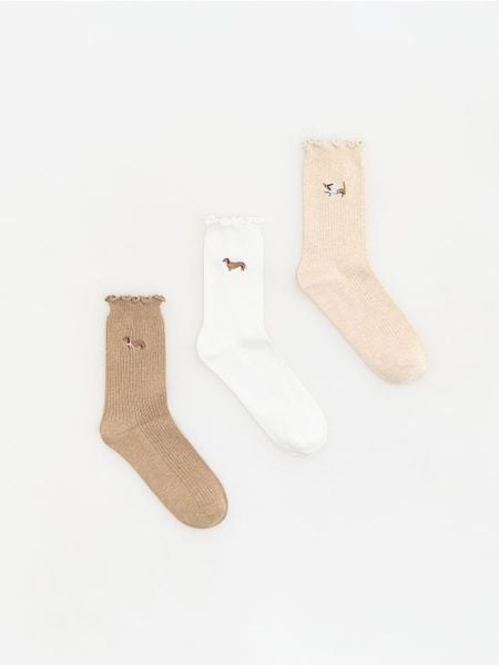 Skarpetki z haftem 3 pack - brązowy. Brązowe skarpetki Reserved, bez wzorów. Za 39.99 zł.