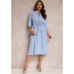 Jasnoniebieska Sukienka Canopis. Niebieskie sukienki Renee, m, bez wzorów, z materiału, eleganckie, bez kołnierzyka, bez ramiączek, midi, kopertowe. W wyprzedaży za 75.99 zł.