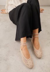 Ciemnobeżowe Boho Balerinki VICES z Szydełkową Cholewką i Wiązaniem Wokół Kostki Arriria. Brązowe baleriny Renee, z aplikacjami, boho, bez obcasa, bez zapięcia. Za 99.99 zł.
