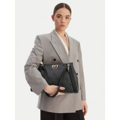 Torebka Guess. Czarne torebki klasyczne Guess, z aplikacjami, klasyczne, bez dodatków. Za 399.99 zł.