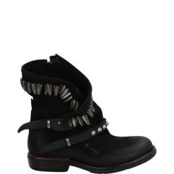 BOTKI Z OZDOBĄ 039430158N BLACK. Czarne botki Venezia, z aplikacjami, z nubiku, bez obcasa, bez zapięcia. Za 399.00 zł.
