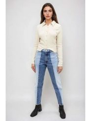 Monki Dżinsy - Tapered fit - w kolorze błękitno-niebieskim rozmiar: W29. Niebieskie jeansy Monki, z aplikacjami, z bawełny, klasyczne, z podwyższonym stanem. Za 74.63 zł.