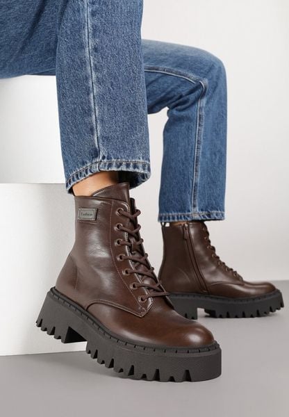 Brązowe Botki Workery w Stylu Basic z Aplikacją przy Cholewce Azelda. Brązowe botki Renee, z aplikacjami, z jeansu, bez obcasa, na płaskiej podeszwie, bez zapięcia. Za 159.99 zł.