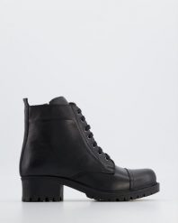CZARNE TRZEWIKI WW0141 BLACK. Czarne botki Venezia, bez wzorów, ze skóry, bez obcasa, bez zapięcia. Za 299.00 zł.