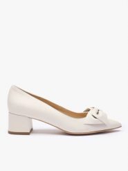 Kremowe czółenka ślubne z kokardą. Brązowe czółenka Ryłko, bez wzorów, z gumy, eleganckie, bez obcasa, na obcasie, bez zapięcia. Za 379.99 zł.