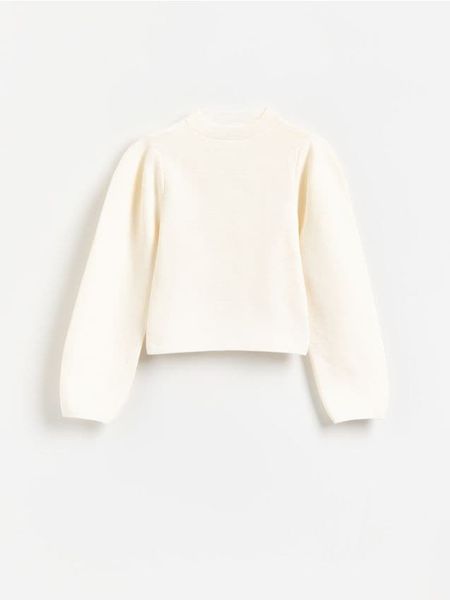 Sweter z bufiastymi rękawami - kremowy. Białe swetry Reserved, l, bez wzorów, z dzianiny, bez ramiączek. Za 139.99 zł.
