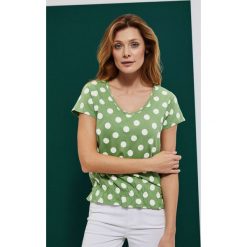 Bluzka w groszki z dekoltem w serek. Zielone bluzki MOODO, l, bez wzorów, z bawełny, bez kołnierzyka, bez ramiączek. W wyprzedaży za 39.99 zł.