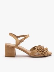 Beżowe sandały na obcasie z kwiatem. Brązowe sandały Ryłko, bez wzorów, ze skóry, z okrągłym noskiem, bez obcasa, na obcasie, bez zapięcia. Za 449.99 zł.