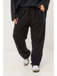 Curvy Lady Spodnie w kolorze czarnym rozmiar: 48/50. Czarne spodnie materiałowe Curvy Lady, bez wzorów, z materiału, klasyczne, z standardowym stanem. Za 108.99 zł.