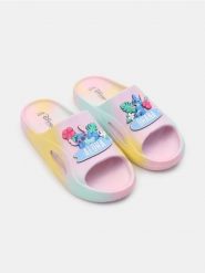Klapki Lilo & Stitch - wielobarwny. Klapki Sinsay, bez wzorów, bez obcasa, bez zapięcia. Za 39.99 zł.