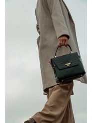 Christian Laurier Skórzana torebka "Yasmin" w kolorze czarnym - 22 x 19 x 10 cm rozmiar: onesize. Czarne torebki klasyczne Christian Laurier, bez wzorów, z materiału, przez ramię, bez dodatków. Za 326.99 zł.