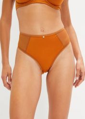 Figi maxi z połyskującego materiału. Brązowe figi bonprix, bez wzorów. Za 39.99 zł.