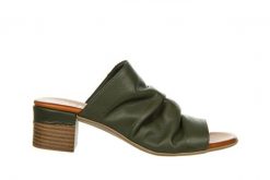 Klapki Bayla-161 066 1706 281 Dark Olive 161462, Zielony, Skóra naturalna. Zielone klapki Bayla, bez wzorów, z gumy, bez obcasa, na koturnie, bez zapięcia. W wyprzedaży za 199.00 zł.
