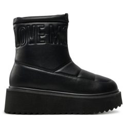 Botki LOVE MOSCHINO. Czarne botki Love Moschino, bez wzorów, bez obcasa, na płaskiej podeszwie, bez zapięcia. Za 649.99 zł.