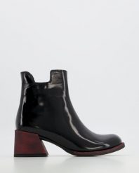 LAKIEROWANE BOTKI 012-476 BLACK. Czarne botki Venezia, bez wzorów, z lakierowanej skóry, bez obcasa, bez zapięcia. Za 479.00 zł.