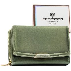 Portfel damski ze skóry ekologicznej w zielonym kolorze wyposażony w system RFID - Peterson. Zielone portfele Peterson, bez wzorów, ze skóry ekologicznej. Za 94.99 zł.