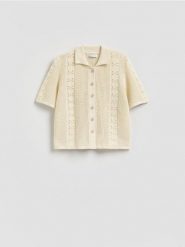 Ażurowy sweter polo - kremowy. Białe swetry Reserved, l, w ażurowe wzory, z bawełny, bez ramiączek. Za 129.99 zł.