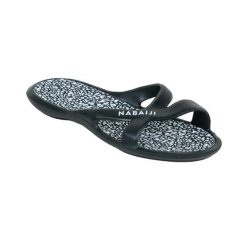 Klapki basenowe damskie Nabaiji 500 Lea. Białe klapki NABAIJI, bez wzorów, z kauczuku, sportowe, bez obcasa, bez zapięcia. W wyprzedaży za 49.99 zł.