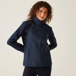 Damska kurtka softshell Ablaze z nadrukiem. Fioletowe kurtki przejściowe sportowe Regatta, na jesień, xs, bez wzorów, z softshellu, bez kaptura, trekkingowe. Za 199.99 zł.