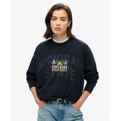 Sweter pamiątkowy podróżny luzem. Niebieskie swetry Superdry, bez wzorów, z bawełny, sportowe, bez ramiączek. W wyprzedaży za 251.00 zł.