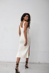 Sukienka dopasowana z rozcięciami z prążkowanej dzianiny w kolorze WARM BEIGE - COLIN-XS/S. Brązowe sukienki Marsala, s, bez wzorów, z bawełny, bez kołnierzyka, bez ramiączek, midi, dopasowane. W wyprzedaży za 207.92 zł.