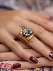 L'Atelier de Gaia Pozłacany pierścionek z labradorytem rozmiar: onesize. Czarne pierścionki L'Atelier de Gaia, z labradorytem, pozłacane. Za 43.95 zł.