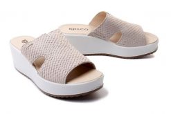IGI&CO 16679 11 panna, klapki damskie. Brązowe klapki IGI&CO, bez wzorów, ze skóry, bez obcasa, na koturnie, bez zapięcia. Za 279.90 zł.
