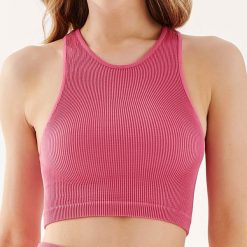 Bezszwowy top damski z dekoltem halter rib rose. Czerwone skarpetki sportowe Gabriella, bez wzorów, z dzianiny. Za 69.60 zł.