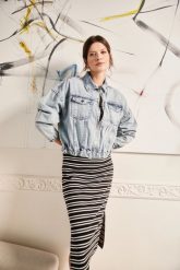 Jeansowa kurtka zapinana na zamek niebieska. Niebieskie kurtki MOODO, l, bez wzorów, z jeansu, bez kaptura. W wyprzedaży za 119.99 zł.