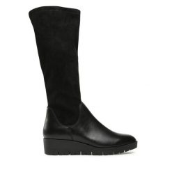 Kozaki Caprice. Czarne kozaki Caprice, bez wzorów, bez obcasa, na płaskiej podeszwie, bez zapięcia. Za 499.99 zł.