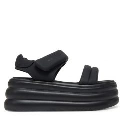 Sandały GOE. Czarne sandały GOE, bez wzorów, bez obcasa, na koturnie, bez zapięcia. Za 239.99 zł.