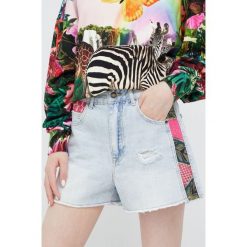 Desigual szorty jeansowe 22SWDD14 damskie z aplikacją high waist. Niebieskie szorty Desigual, z aplikacjami, z bawełny. W wyprzedaży za 244.99 zł.