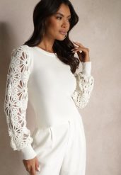 Biały Sweter z Wiskozą z Eleganckimi Rękawami w Ażurowy Wzór Nolvila. Białe swetry Renee, w ażurowe wzory, z jeansu, casualowe, bez ramiączek. W wyprzedaży za 55.99 zł.