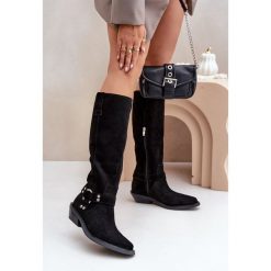 Zamszowe Kozaki Kowbojki Na Niskim Obcasie Z Ozdobą Zazoo 3656 Czarne. Czarne kozaki z aplikacjami, z zamszu, eleganckie, bez obcasa, bez zapięcia. Za 711.36 zł.