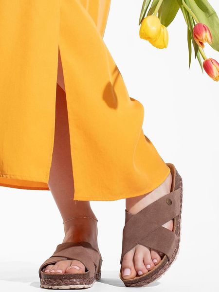 BAYTON Skórzane klapki "Burgos" w kolorze jasnobrązowym rozmiar: 40. Brązowe klapki Bayton, bez wzorów, ze skóry, klasyczne, z otwartym noskiem, bez obcasa, bez zapięcia. Za 211.31 zł.