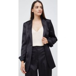 Calvin Klein marynarka kolor czarny jednorzędowa gładka. Czarne marynarki i żakiety Calvin Klein, bez wzorów, z satyny, klasyczne, bez ramiączek. Za 1,699.90 zł.