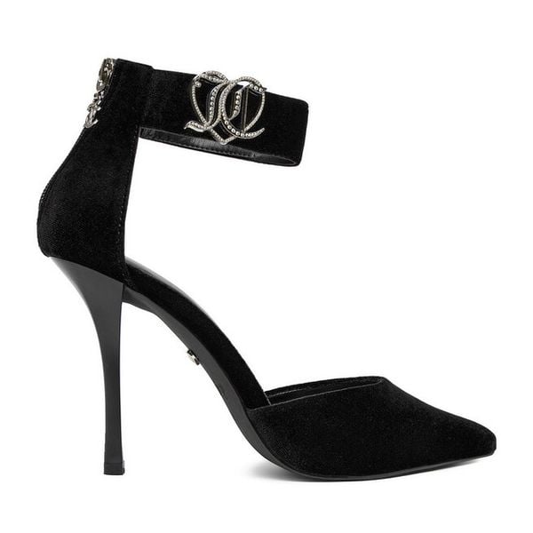 Szpilki Juicy Couture. Czarne szpilki Juicy Couture, bez wzorów, bez obcasa, na szpilce, bez zapięcia. Za 149.99 zł.