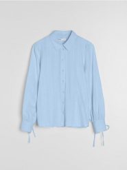 Bawełniana koszula z dekoracyjnym wiązaniem przy mankietach - błękitny. Niebieskie koszule Sinsay, l, bez wzorów, z bawełny, bez kołnierzyka, bez ramiączek. Za 49.99 zł.