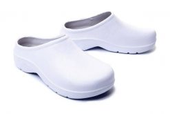 AXIM 7K3806B white, klapki, croksy damskie. Białe klapki Axim, bez wzorów, bez obcasa, bez zapięcia. Za 36.99 zł.