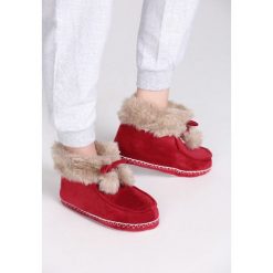 Czerwone Kapcie Dominion. Kapcie marki Cropp. Za 49.99 zł.