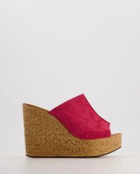 KLAPKI NA KOTURNIE 11021 CRO RED WO. Czerwone klapki Venezia, bez wzorów, ze skóry, bez obcasa, na koturnie, bez zapięcia. Za 239.00 zł.