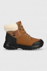 UGG buty W Yose Fluff V2 damskie kolor brązowy na płaskim obcasie ocieplone. Brązowe botki UGG, bez wzorów, z lyocellu, z okrągłym noskiem, bez obcasa, na płaskiej podeszwie, bez zapięcia. W wyprzedaży za 669.99 zł.
