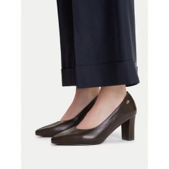 Czółenka MEXX. Brązowe czółenka Mexx, bez wzorów, bez obcasa, bez zapięcia. Za 299.99 zł.