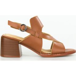 Sandały na klocku z paskiem brązowe Laura La.Fi-38. Brązowe sandały Inna, bez wzorów, z materiału, eleganckie, bez obcasa, na obcasie, bez zapięcia. Za 189.99 zł.