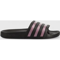 Adidas klapki damskie kolor czarny. Czarne klapki adidas, bez wzorów, z materiału, bez obcasa, na płaskiej podeszwie, bez zapięcia. W wyprzedaży za 84.99 zł.