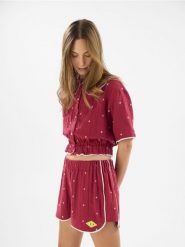 Bawełniana koszula z haftem - czerwony. Czerwone koszule Reserved, l, bez wzorów, z bawełny, bez kołnierzyka, bez ramiączek. Za 199.99 zł.