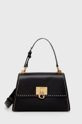 Guess Torebka kolor czarny. Czarne listonoszki Guess, z aplikacjami, na ramię, bez dodatków. Za 669.99 zł.