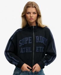 Superdry Bluza Athletic Essentials z zamkiem z aplikacją, luźny krój. Niebieskie bluzy Superdry, z aplikacjami, z materiału, bez ramiączek, bez kaptura. Za 471.75 zł.