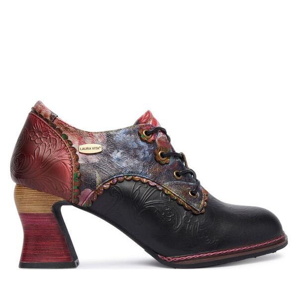 Półbuty Laura Vita. Czarne półbuty wsuwane LAURA VITA, bez wzorów, bez obcasa, na obcasie. Za 439.99 zł.